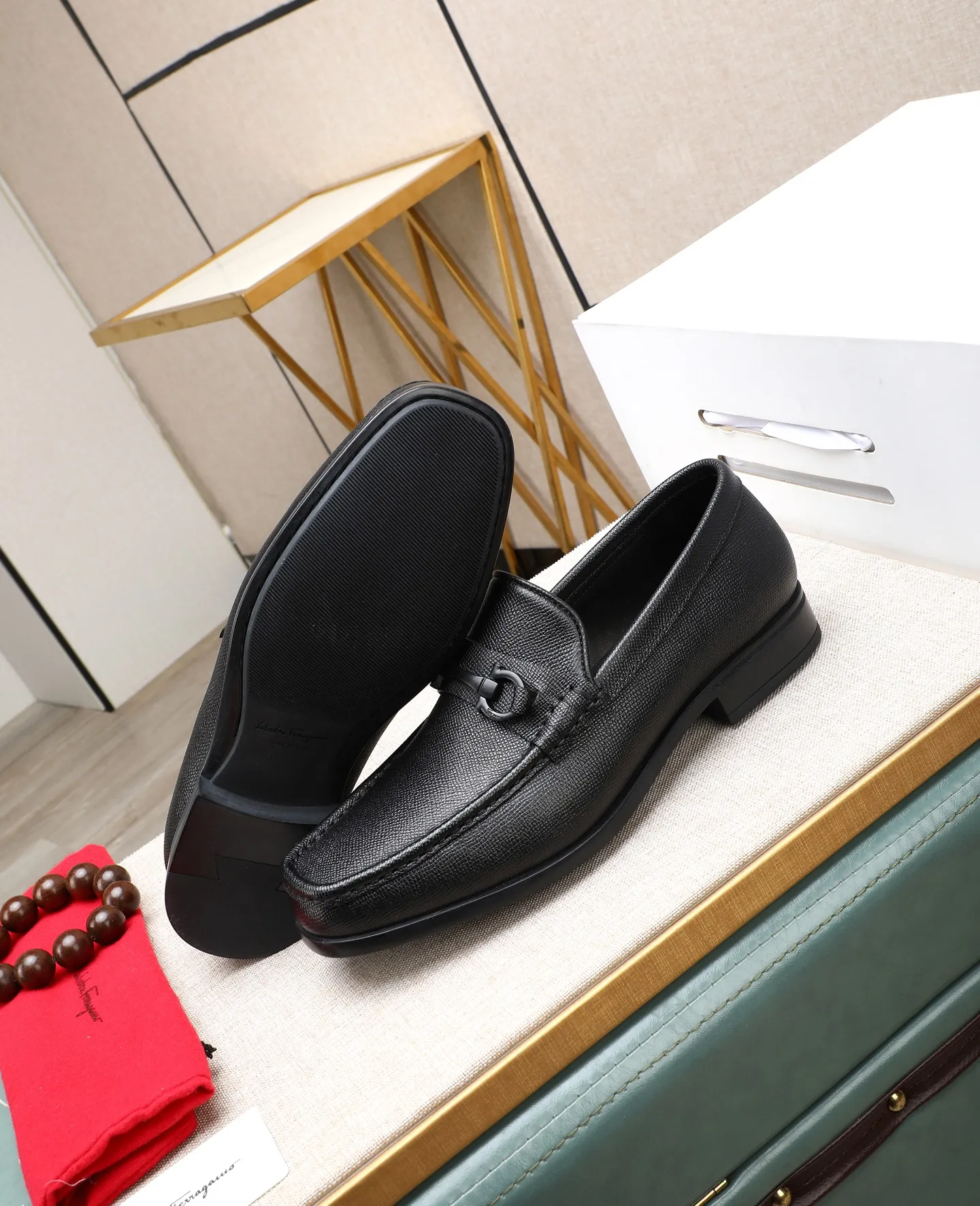 Men's clothing and shoes 💰700📛📛High-end goods! Salvatore Ferragamo is the world's top luxury footwear brand. It comes from Italy, the kingdom of fashion. It is famous all over the world for its traditional handmade design and novel styles... 🚶🏻🚶🏻 Top-quality suit shoes are sold simultaneously at the counter. This style is purely handmade. The fabric is imported Italian calfskin➕soft water-dyed cowhide lining. Specially available with original deep rubber outsole🌀🌀Size: 38➖44